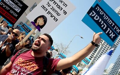 Des travailleurs d'une entreprise de haute technologie manifestent et font grève pendant une heure à Tel Aviv, le 24 janvier 2023, pour protester contre les plans controversés du gouvernement israélien visant à remanier le système judiciaire. (Crédit : JACK GUEZ / AFP)