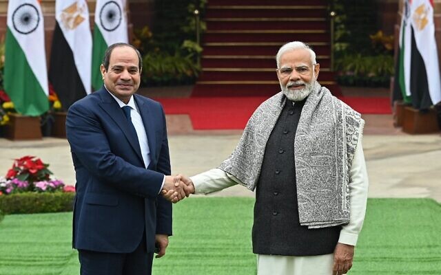 Le président égyptien Abdel Fattah al-Sissi (à gauche) serre la main du Premier ministre indien Narendra Modi avant leur rencontre à la Hyderabad House à New Delhi, le 25 janvier 2023. (Crédit : Sajjad HUSSAIN / AFP) Le président égyptien Abdel Fattah al-Sissi (à gauche) serre la main du Premier ministre indien Narendra Modi avant leur rencontre à la Hyderabad House à New Delhi, le 25 janvier 2023. (Crédit : Sajjad HUSSAIN / AFP)