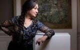 La chanteuse et musicienne française Catherine Ringer pose à côté d’œuvres de son père, Sam Ringer, à Paris, le 24 janvier 2023. (Crédit : Joël SAGET / AFP)