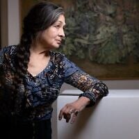La chanteuse et musicienne française Catherine Ringer pose à côté d’œuvres de son père, Sam Ringer, à Paris, le 24 janvier 2023. (Crédit : Joël SAGET / AFP)