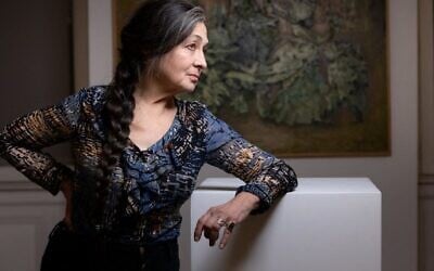 La chanteuse et musicienne française Catherine Ringer pose à côté d’œuvres de son père, Sam Ringer, à Paris, le 24 janvier 2023. (Crédit : Joël SAGET / AFP)