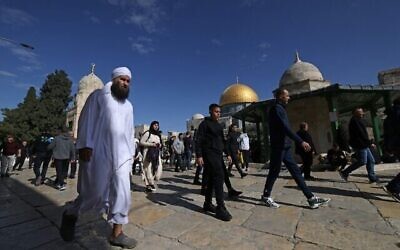 Des Palestiniens se rassemblent à la mosquée Al-Aqsa, sur le mont du Temple, avant la prière du vendredi midi à Jérusalem le 27 janvier 2023. (Photo : Ahmad Gharabli/AFP)