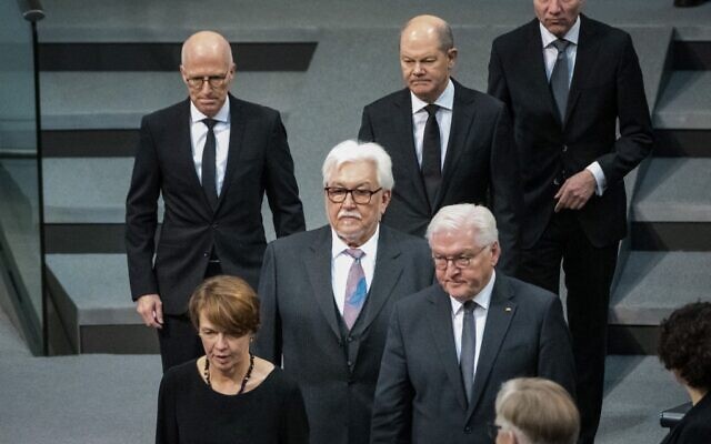 Le président allemand Frank-Walter Steinmeier (en bas à droite) avec son épouse Elke Buedenbender (en bas à gauche), Klaus Schirdewahn, représentant de la communauté queer (au centre), et le chancelier allemand Olaf Scholz (en haut au centre), à la cérémonie annuelle à la mémoire des victimes de l'Holocauste dans la salle plénière du Bundestag, la chambre basse du parlement allemand, à Berlin, le 27 janvier 2023, à l'occasion de la Journée internationale de commémoration de l'Holocauste. (Crédit : STEFANIE LOOS / AFP) Le président allemand Frank-Walter Steinmeier (en bas à droite) avec son épouse Elke Buedenbender (en bas à gauche), Klaus Schirdewahn, représentant de la communauté queer (au centre), et le chancelier allemand Olaf Scholz (en haut au centre), à la cérémonie annuelle à la mémoire des victimes de l'Holocauste dans la salle plénière du Bundestag, la chambre basse du parlement allemand, à Berlin, le 27 janvier 2023, à l'occasion de la Journée internationale de commémoration de l'Holocauste. (Crédit : STEFANIE LOOS / AFP)