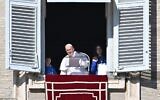 Le Pape François s'adressant à la foule depuis la fenêtre du palais apostolique pendant la prière hebdomadaire de l'Angélus au Vatican, le 29 janvier 2023. (Crédit : Alberto Pizzoli/AFP)