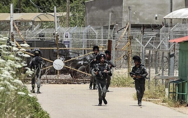 Des soldats de l'armée israélienne sont déployés à l’entrée de la base de Salem près de Jénine en Cisjordanie, suite à une attaque par des Palestiniens qui ont ouvert le feu et ont été tués par l'armée, le 7 mai 2021. (Crédit : Jaafar Ashtiyeh/AFP) Des soldats de l'armée israélienne sont déployés à l’entrée de la base de Salem près de Jénine en Cisjordanie, suite à une attaque par des Palestiniens qui ont ouvert le feu et ont été tués par l'armée, le 7 mai 2021. (Crédit : Jaafar Ashtiyeh/AFP)