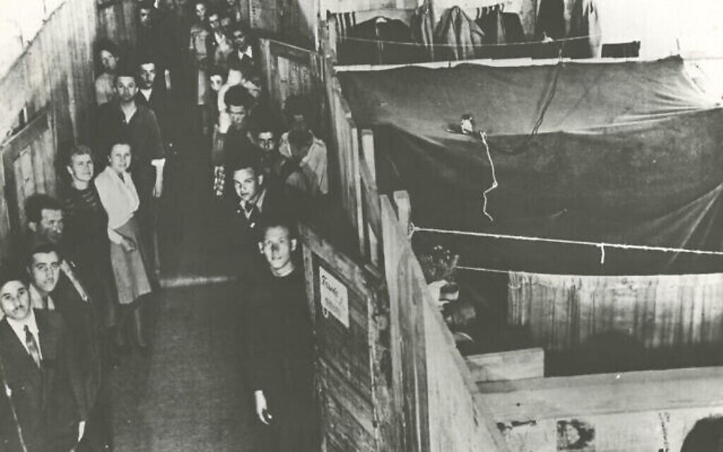 Résidents d’un camp de personnes déplacées à Salzbourg, en Autriche. Non daté, après la Seconde Guerre mondiale. (Crédit : YIVO Institute for Jewish Research via la JTA)