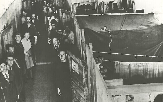 Résidents d’un camp de personnes déplacées à Salzbourg, en Autriche. Non daté, après la Seconde Guerre mondiale. (Crédit : YIVO Institute for Jewish Research via la JTA)