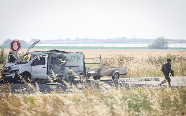 La scène où une voiture a été touchée par un missile guidé antichar tiré depuis la bande de Gaza sur l'autoroute Route 34, le 5 mai 2019. (Crédit : Noam Revkin Fenton/Flash90) La scène où une voiture a été touchée par un missile guidé antichar tiré depuis la bande de Gaza sur l'autoroute Route 34, le 5 mai 2019. (Crédit : Noam Revkin Fenton/Flash90)
