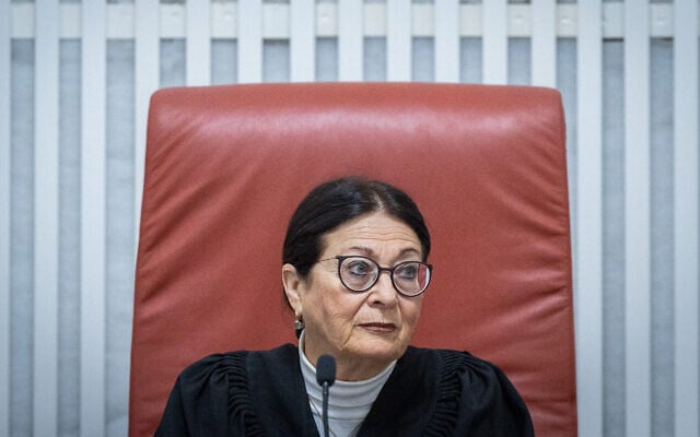 La présidente de la Cour suprême, Esther Hayut, lors d'une audience sur les pétitions demandant l'annulation de la nomination du leader du Shas, Aryeh Deri, en tant que ministre du gouvernement en raison de sa récente condamnation pour délits fiscaux, à la Cour suprême à Jérusalem, le 5 janvier 2023. (Crédit : Yonatan Sindel/Flash90) La présidente de la Cour suprême, Esther Hayut, lors d'une audience sur les pétitions demandant l'annulation de la nomination du leader du Shas, Aryeh Deri, en tant que ministre du gouvernement en raison de sa récente condamnation pour délits fiscaux, à la Cour suprême à Jérusalem, le 5 janvier 2023. (Crédit : Yonatan Sindel/Flash90)