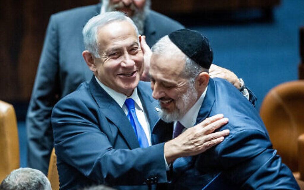Le Premier ministre Benjamin Netanyahu avec le ministre de l'Intérieur et de la Santé, Aryeh Deri, lors de la cérémonie de prestation de serment du 37e gouvernement israélien, à la Knesset, le 29 décembre 2022. (Crédit : Yonatan Sindel/Flash90) Le Premier ministre Benjamin Netanyahu avec le ministre de l'Intérieur et de la Santé, Aryeh Deri, lors de la cérémonie de prestation de serment du 37e gouvernement israélien, à la Knesset, le 29 décembre 2022. (Crédit : Yonatan Sindel/Flash90)