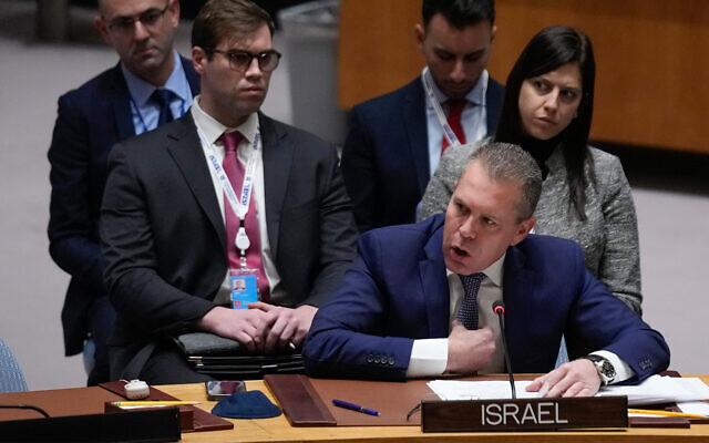 Gilad Erdan, l'envoyé d'Israël à l'ONU, prenant la parole lors d'une réunion du Conseil de sécurité, au siège des Nations unies, le 5 janvier 2023. (Crédit : AP Photo/Seth Wenig) Gilad Erdan, l'envoyé d'Israël à l'ONU, prenant la parole lors d'une réunion du Conseil de sécurité, au siège des Nations unies, le 5 janvier 2023. (Crédit : AP Photo/Seth Wenig)