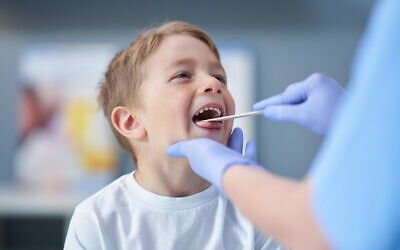 Un enfant est examiné par un médecin pour un streptocoque (Crédit : macniak/iStock/Getty Images)