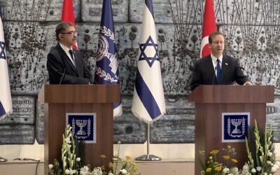 Le président Isaac Herzog (R) accepte les lettres de créance du nouvel ambassadeur de Turquie en Israël, Sakir Ozkan Torunlar, à Jérusalem, le 11 janvier 2023 (Crédit : Lazar Berman/Times of Israel)