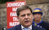 Le législateur britannique Andrew Bridgen s'adresse aux médias devant les Chambres du Parlement, à Londres, le 6 juin 2022 (Crédit : Alberto Pezzali/AP)