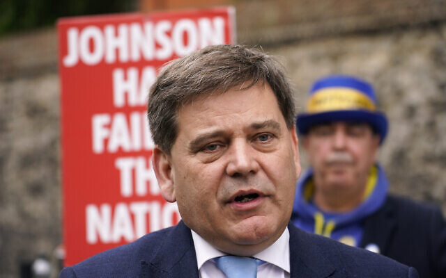 Le législateur britannique Andrew Bridgen s'adresse aux médias devant les Chambres du Parlement, à Londres, le 6 juin 2022 (Crédit : Alberto Pezzali/AP)