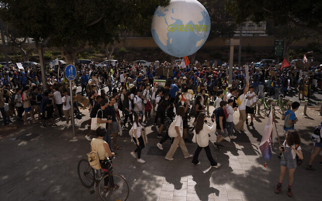 Des militants participent à une marche pour le climat appelant le gouvernement à prendre des mesures pour réduire les émissions de gaz à effet de serre afin de limiter l'impact du changement climatique à Tel Aviv, le 28 octobre 2022. (Crédit : Oded Balilty/AP) Des militants participent à une marche pour le climat appelant le gouvernement à prendre des mesures pour réduire les émissions de gaz à effet de serre afin de limiter l'impact du changement climatique à Tel Aviv, le 28 octobre 2022. (Crédit : Oded Balilty/AP)