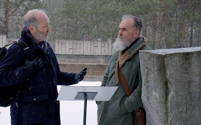 La figure médiatique Robin Lustig (à gauche) et le réalisateur David Wilkinson sur un site de la Shoah en Lituanie. (Crédit : Autorisation)