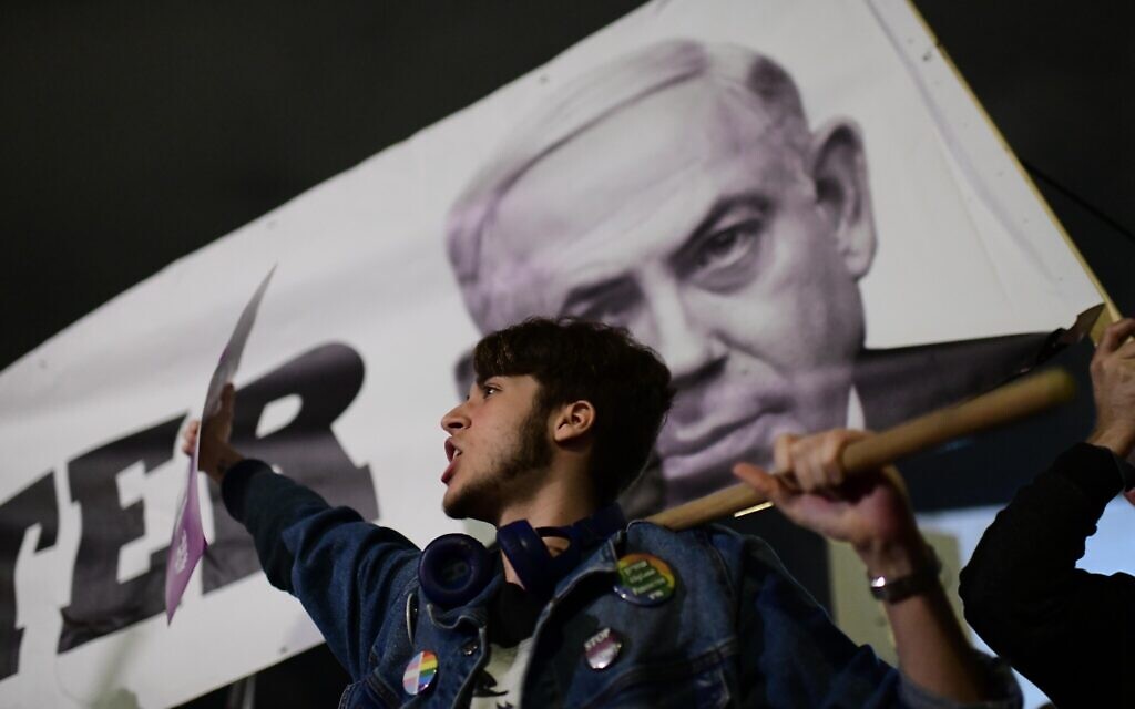 Des Israéliens protestent contre le gouvernement israélien, sur la place Habima à Tel Aviv, le 7 janvier 2023. (Crédit : Tomer Neuberg/Flash90) Des Israéliens protestent contre le gouvernement israélien, sur la place Habima à Tel Aviv, le 7 janvier 2023. (Crédit : Tomer Neuberg/Flash90)