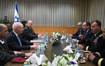 Le ministre de la Défense Yoav Gallant (2L) tient une réunion avec le chef du Commandement du centre américain Michael Kurilla (2R), l'ambassadeur américain en Israël Tom Nides, l'attaché de défense de Tsahal à Washington Hidai Zilberman, et Tal Kelman, qui détient le dossier de l'armée sur l'Iran, au bureau du ministre de la Défense à Tel Aviv, le 17 janvier 2023. (Crédit : Ariel Hermoni/Ministère de la Défense)