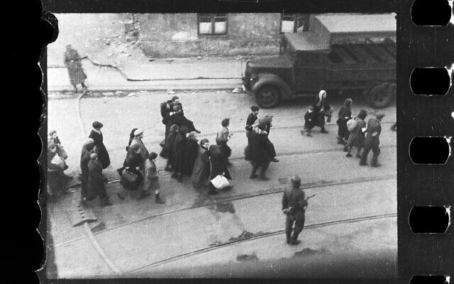 Juifs déportés du ghetto de Varsovie après le soulèvement d'avril-mai 1943. (Crédit : Z. L. Grzywaczewski / archives familiales de Maciej Grzywaczewski, Musée POLIN)
