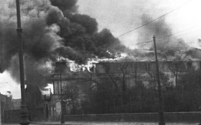 Suites du soulèvement du ghetto de Varsovie, lorsque les forces allemandes ont mis le feu au ghetto pour assassiner ou capturer 50 000 Juifs cachés dans des bunkers en avril-mai 1943. (Crédit : Z. L. Grzywaczewski / d'après les archives familiales de Maciej Grzywaczewski, Musée POLIN) Suites du soulèvement du ghetto de Varsovie, lorsque les forces allemandes ont mis le feu au ghetto pour assassiner ou capturer 50 000 Juifs cachés dans des bunkers en avril-mai 1943. (Crédit : Z. L. Grzywaczewski / d'après les archives familiales de Maciej Grzywaczewski, Musée POLIN)