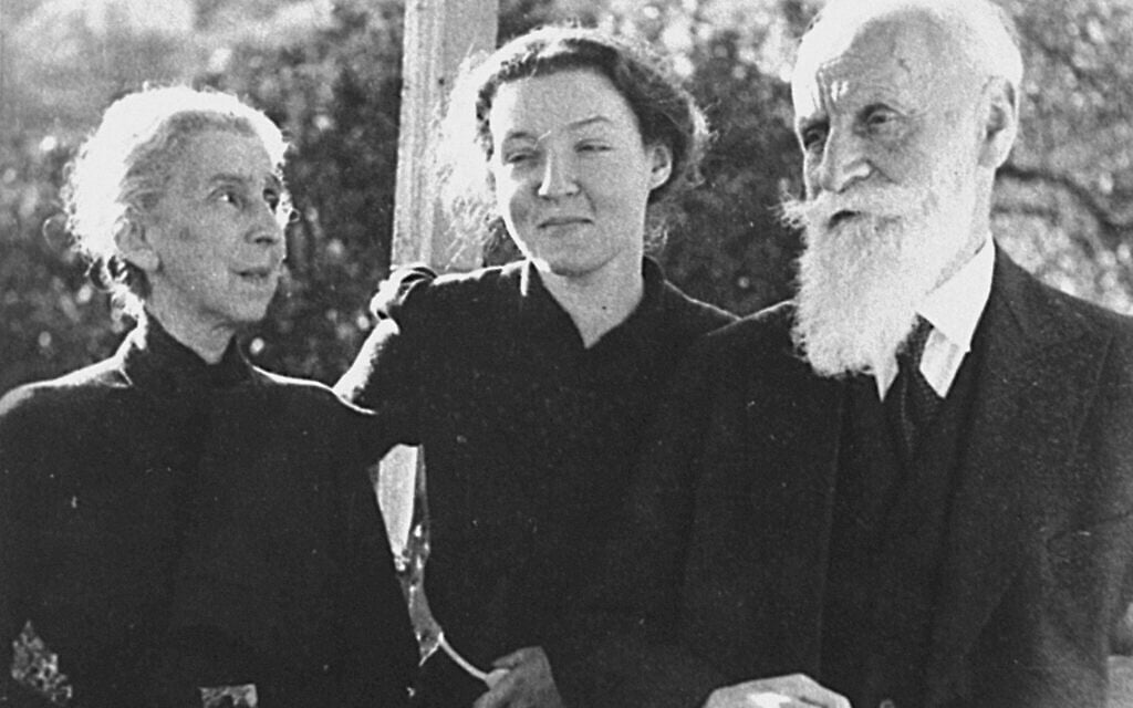 Charlotte Salomon et ses grands-parents avant 1940. (Crédit : Auteur inconnu/Domaine public via Wikimedia Commons)