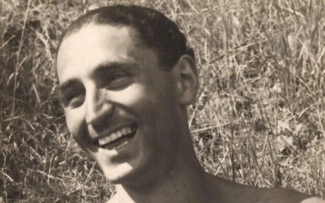 Fredy Hirsch, un juif allemand homosexuel qui a sauvé des enfants pendant la Shoah, est vu souriant sur une photo non datée. (Crédit : Archives Beit Terezin)