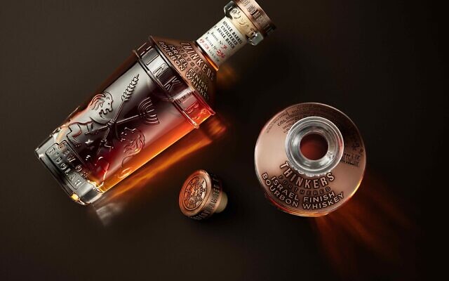 La distillerie Thinkers, située dans le marché Mahane Yehuda de Jérusalem, a commencé à distribuer son premier bourbon en janvier 2023, brassé aux États-Unis et vieilli à Haïfa. (Crédit : Autorisation/PR)