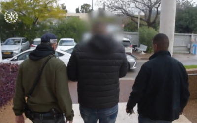 La police arrête un suspect du nord d'Israël qui aurait escroqué des millions à des investisseurs étrangers de pays arabes, le 31 janvier 2023. (Crédit : Police israélienne)