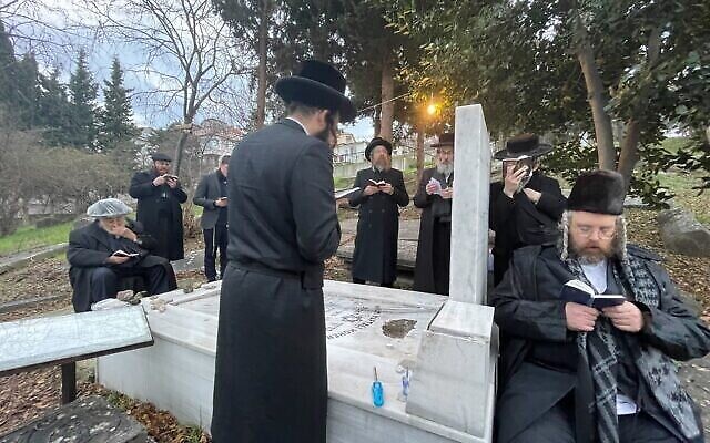 Au cours des dernières années, le cimetière d’Istanbul a accueilli jusqu’à 300 personnes. (Crédit : David I. Klein/JTA)