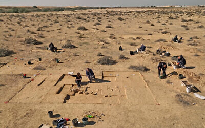 Les fouilles archéologiques réalisées dans  dans les dunes de Nitzana, dans le sud d'Israël. (Crédit : Emil Aladjem/Israel Antiquities Authority)