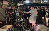 Les reporters et l'équipe de tournage de la Treizième chaîne chahutés alors qu'ils font un reportage sur les lieux d'une attaque terroriste à Jérusalem, le 28 janvier 2023. (Twitter/utilisé conformément à la clause 27a de la loi sur le droit d'auteur)