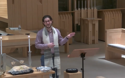 Le rabbin Joshua Franklin du Jewish Center of the Hamptons, à New York, prononçant un discours sur le rôle de l'intelligence artificielle dans une vidéo mise en ligne le 1er janvier 2023. (Capture d'écran Vimeo : utilisée conformément à la clause 27a de la loi sur le droit d'auteur)