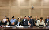 Le président de la commission de la Constitution, du droit et de la Knesset issu de Hatzionout HaDatit, Simcha Rothman, au centre, et le conseiller juridique de la commission Gur Blai pendant une réunion de la commission, le 29 janvier 2023. (Crédit : Olivier Fitoussi/Flash90)