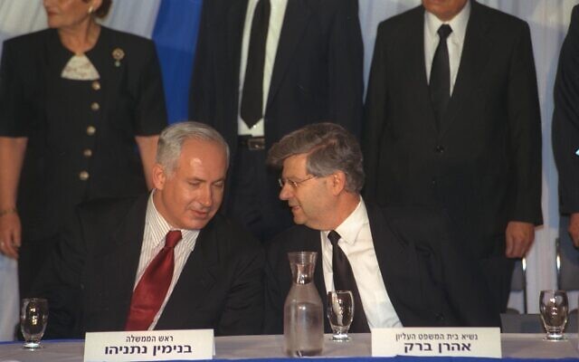 Le Premier ministre Benjamin Netanyahu et le président de la Cour suprême Aharon Barak lors d'une cérémonie marquant le cinquantième anniversaire du système judiciaire israélien à la Cour suprême, en septembre 1998. (Crédit : GPO via Wikipedia) Le Premier ministre Benjamin Netanyahu et le président de la Cour suprême Aharon Barak lors d'une cérémonie marquant le cinquantième anniversaire du système judiciaire israélien à la Cour suprême, en septembre 1998. (Crédit : GPO via Wikipedia)