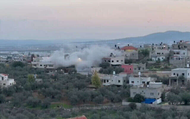 Une fumée s'élève au-dessus de l'endroit où l'armée israélienne a démoli la maison du tireur palestinien qui a tué un soldat le long de la barrière de sécurité de Cisjordanie, dans le village de Kafr Dan, le 2 janvier 2023. (Capture d’écran : Twitter) Une fumée s'élève au-dessus de l'endroit où l'armée israélienne a démoli la maison du tireur palestinien qui a tué un soldat le long de la barrière de sécurité de Cisjordanie, dans le village de Kafr Dan, le 2 janvier 2023. (Capture d’écran : Twitter)