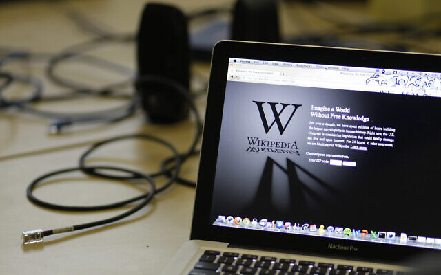Sur cette photo d'archive du mercredi 18 janvier 2012, une page d'atterrissage du blackout est affichée sur un écran d'ordinateur portable à l'intérieur de la " salle de guerre anti-Sopa " dans les bureaux de la Wikipedia Foundation à San Francisco. (Crédit : AP Photo/Eric Risberg) Sur cette photo d'archive du mercredi 18 janvier 2012, une page d'atterrissage du blackout est affichée sur un écran d'ordinateur portable à l'intérieur de la " salle de guerre anti-Sopa " dans les bureaux de la Wikipedia Foundation à San Francisco. (Crédit : AP Photo/Eric Risberg)