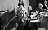 Menachem Begin, alors premier ministre, lors d'un débat à la Knesset le 20 mars 1979. (Crédit : Max Nash/AP)