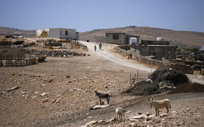 L’un des villages de Masafer Yatta, en Cisjordanie, le 26 juin 2022. (Crédit : Majdi Mohammed/AP)