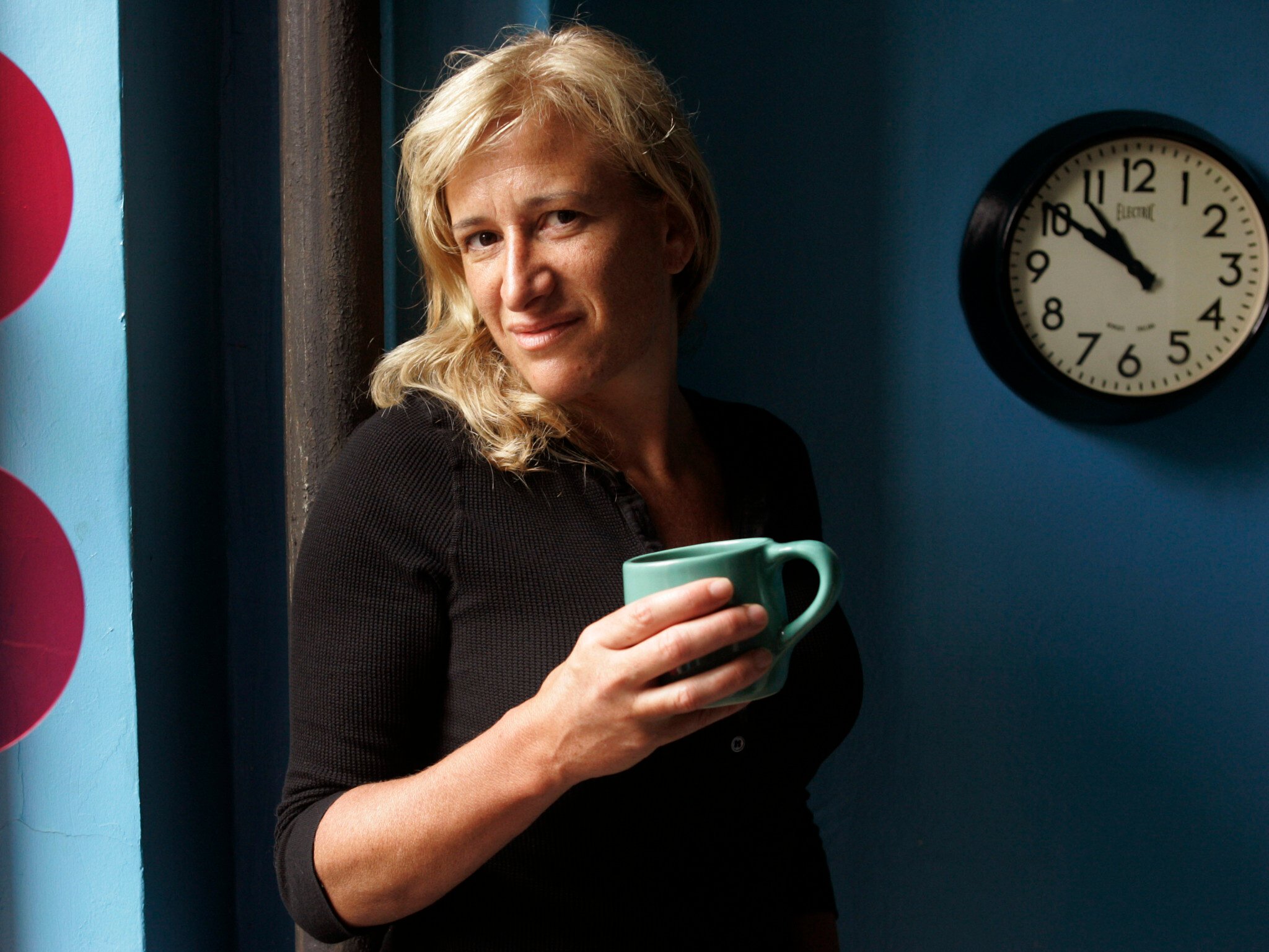 Melissa Bank, autrice de ‘The Girls Guide to Hunting and Fishing’, dans son appartement de New York, le 26 mai 2005. (Crédit : 
AP Photo/Kathy Willens, File)
