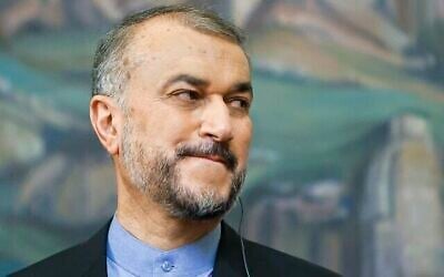 Le ministre iranien des Affaires étrangères, Hossein Amir Abdollahian, écoutant la question d'un journaliste lors d'une conférence de presse à Moscou, en Russie, le 31 août 2022. (Crédit : Maxim Shemetov/Pool Photo via AP)