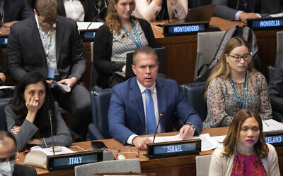L'ambassadeur israélien Gilad Erdan lors d'une réunion de la Commission politique et de décolonisation spéciale au siège des Nations unies, le 11 novembre 2022. (Crédit : AP Photo/Jeenah Moon)