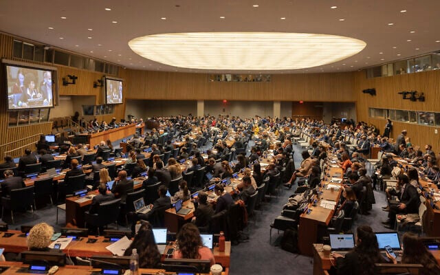 La quatrième commission de l'Assemblée générale vote des mesures sur le conflit israélo-palestinien au siège des Nations unies, à New York, le 11 novembre 2022. (Crédit : AP/Jeenah Moon) La quatrième commission de l'Assemblée générale vote des mesures sur le conflit israélo-palestinien au siège des Nations unies, à New York, le 11 novembre 2022. (Crédit : AP/Jeenah Moon)