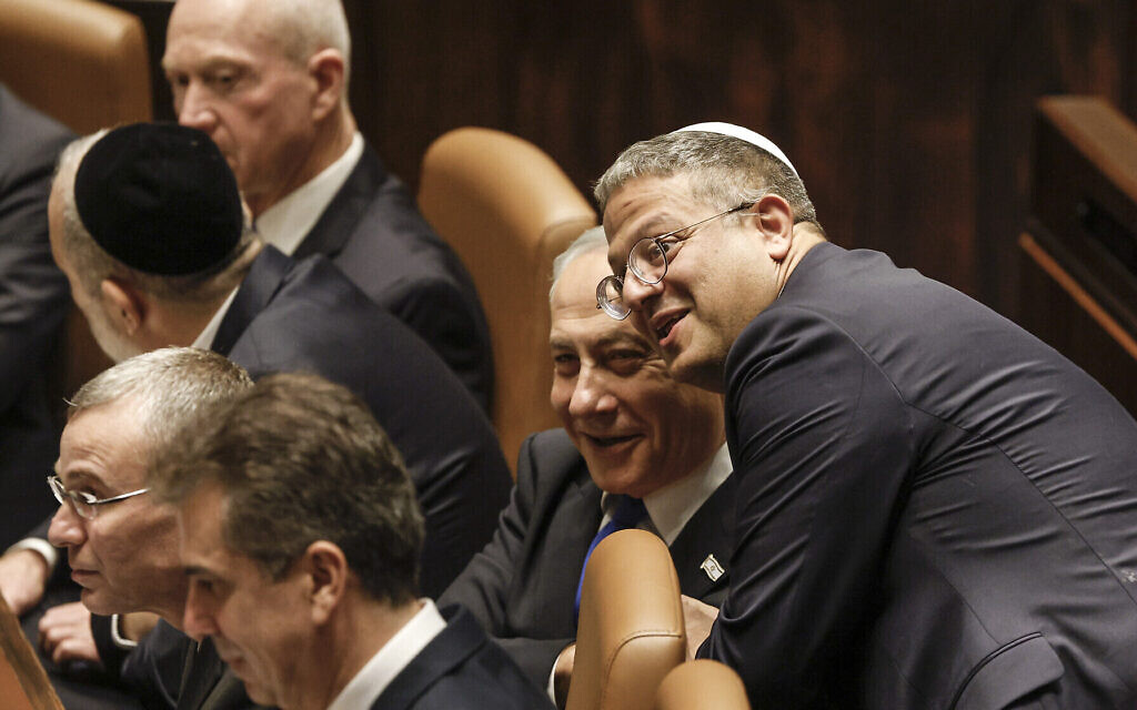 Le nouveau ministre de la Sécurité nationale Itamar Ben-Gvir, à droite, s'entretenant avec le Premier ministre israélien Benjamin Netanyahu lors de l'investiture du nouveau gouvernement de droite à la Knesset, le Parlement d'Israël, le 29 décembre 2023. (Crédit : Amir Cohen/Pool Photo via AP) Le nouveau ministre de la Sécurité nationale Itamar Ben-Gvir, à droite, s'entretenant avec le Premier ministre israélien Benjamin Netanyahu lors de l'investiture du nouveau gouvernement de droite à la Knesset, le Parlement d'Israël, le 29 décembre 2023. (Crédit : Amir Cohen/Pool Photo via AP)
