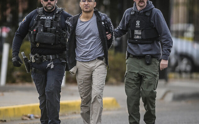 Solomon Pena, au centre, candidat républicain à la 14e circonscription de la Chambre des représentants du Nouveau-Mexique, est placé en garde à vue par la police d'Albuquerque, lundi 16 janvier 2023, dans le sud-ouest d'Albuquerque (Crédit : Roberto E. Rosales/The Albuquerque Journal via AP). Solomon Pena, au centre, candidat républicain à la 14e circonscription de la Chambre des représentants du Nouveau-Mexique, est placé en garde à vue par la police d'Albuquerque, lundi 16 janvier 2023, dans le sud-ouest d'Albuquerque (Crédit : Roberto E. Rosales/The Albuquerque Journal via AP).