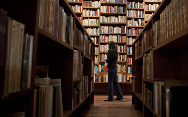 Illustration : La bibliothèque de la Cité des livres à Mexico, le 18 juin 20122. (Crédit : AP Photo/Christian Palma)