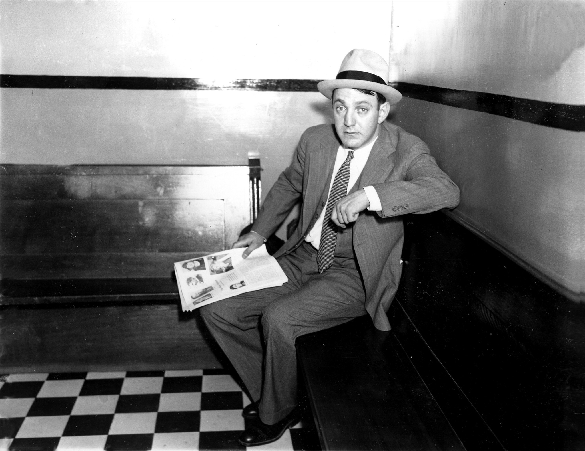 Arthur "Dutch Schultz" Flegenheimer attend le verdict de son deuxième procès fiscal à Malone, New York, le 1er août 1935. Il est déclaré non coupable. (Crédit : Photo AP)