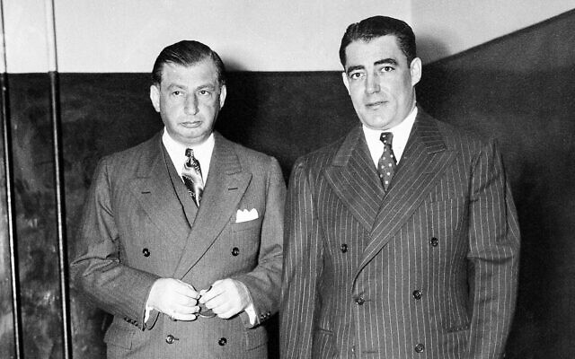 Charles Workman, dit "The Bug", à droite, entre au tribunal avec son avocat, Samuel I. Kessler, à gauche, à Newark, New Jersey, le 2 juin 1941. (Crédit : AP Photo/Newark Star-Ledger)