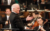 Le maestro d'origine argentine Daniel Barenboim dirigeant l'Orchestre philharmonique de Vienne lors du traditionnel concert du Nouvel An au Golden Hall du Musikverein de Vienne, en Autriche, le 1er janvier 2014. (Crédit : Ronald Zak/AP Photo)