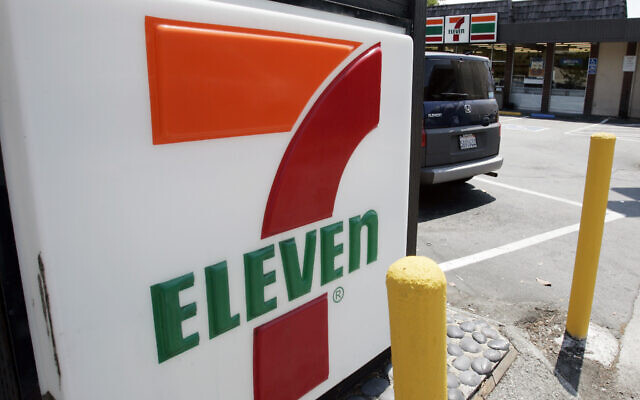 Photo d'illustration - un magasin 7-Eleven à Palo Alto, en Californie. (Crédit : AP Photo/Paul Sakuma, File) Photo d'illustration - un magasin 7-Eleven à Palo Alto, en Californie. (Crédit : AP Photo/Paul Sakuma, File)